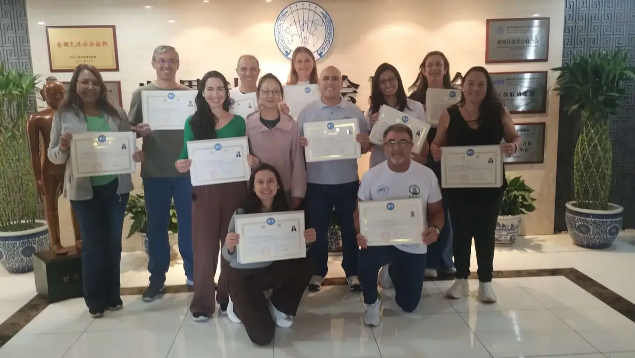 Alunos exibindo seus certificados