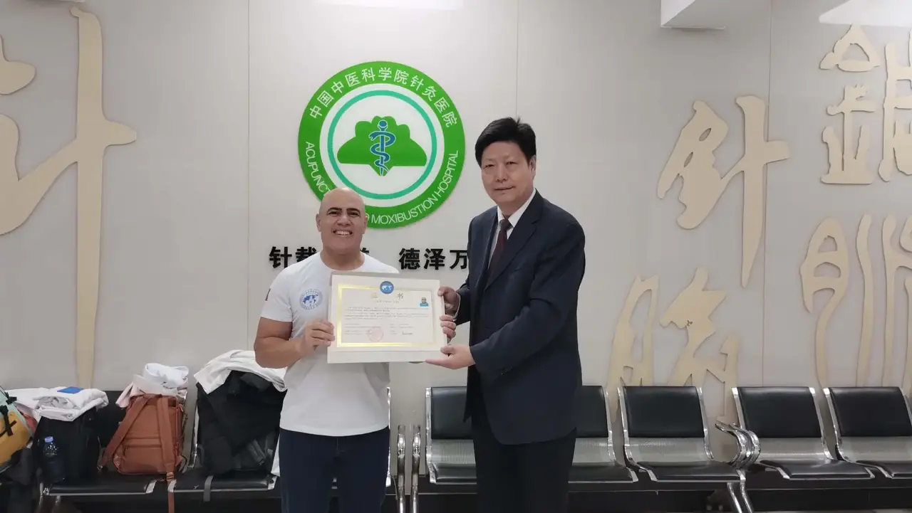 Entrega de certificado a aluno da EPAC
