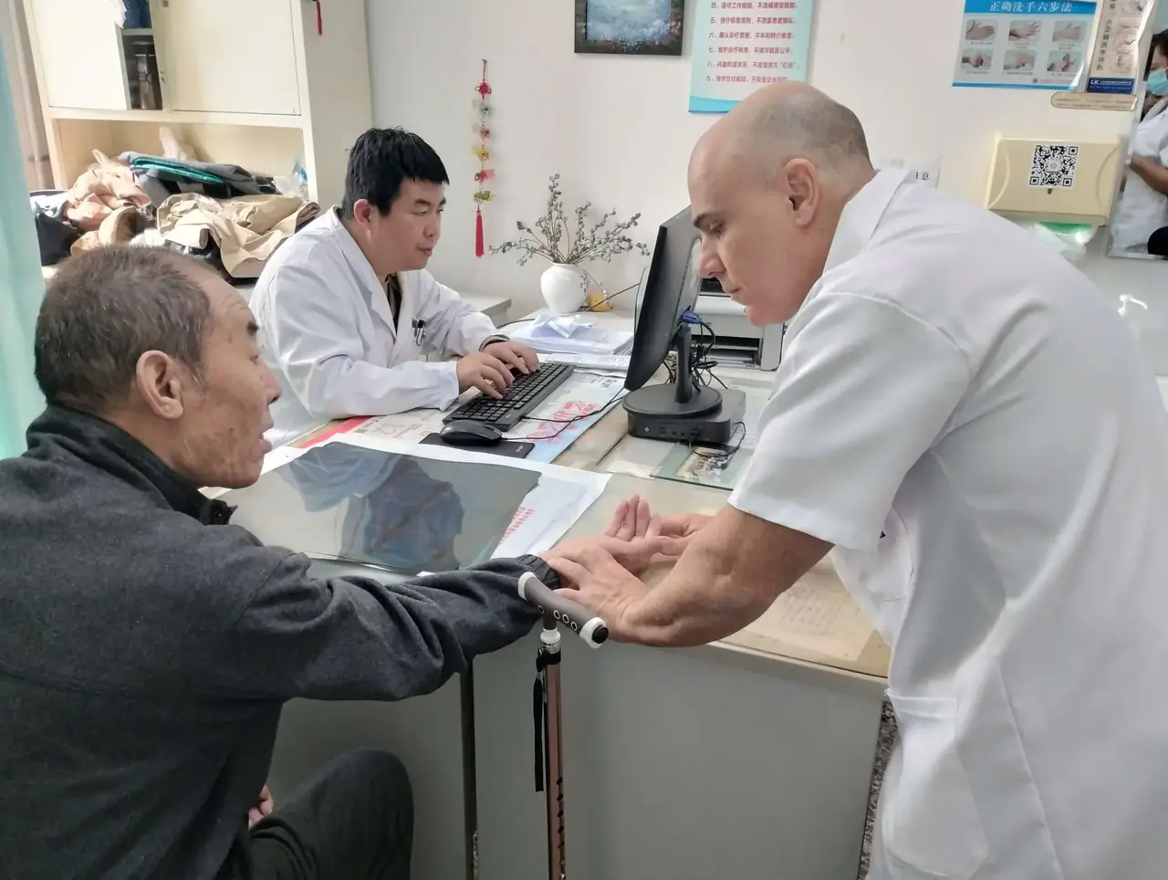 Aluno acompanhando consulta com médico chinês