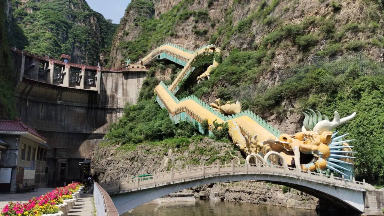 Garganta do Dragão, com a escultura do dragão dourado sobre a ponte