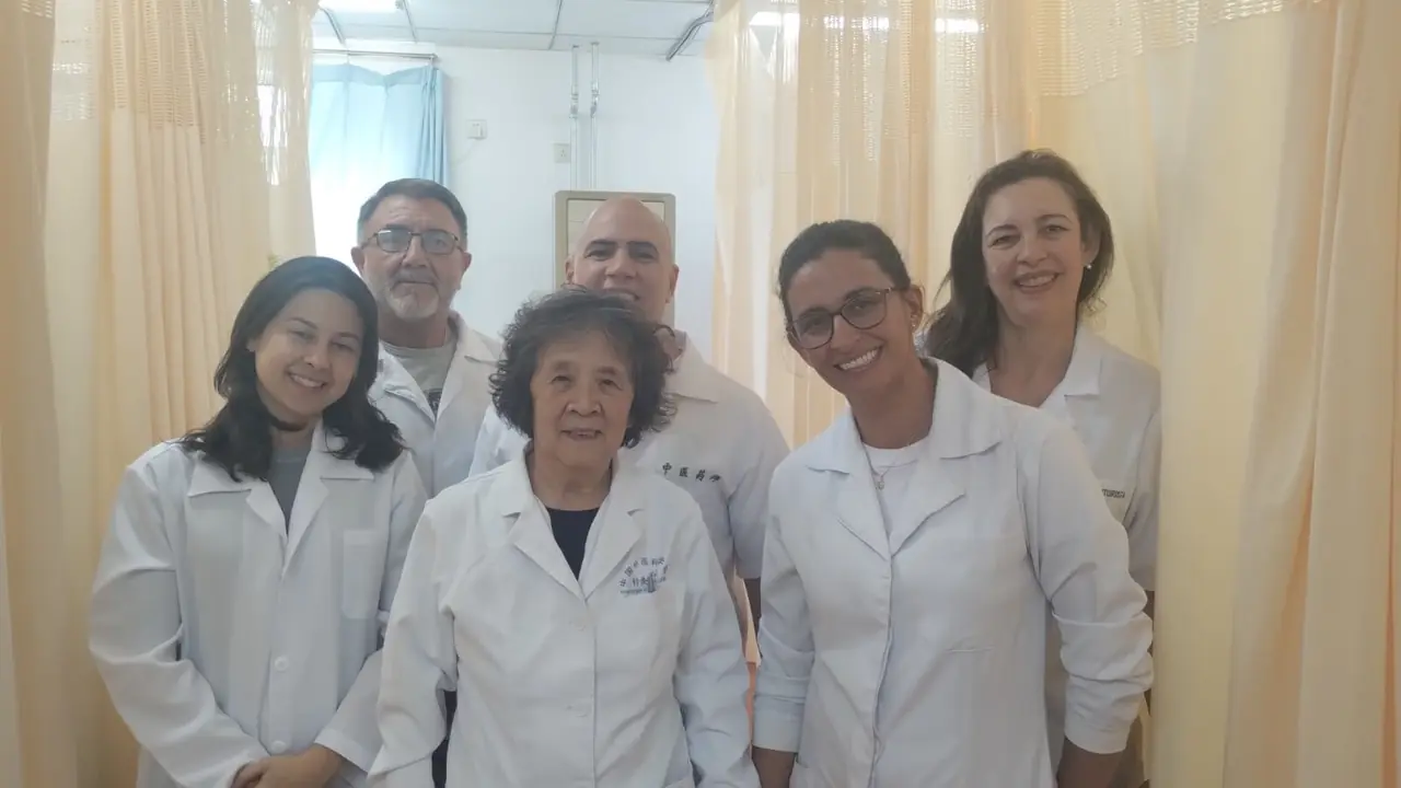 Equipe EPAC com médicos chineses