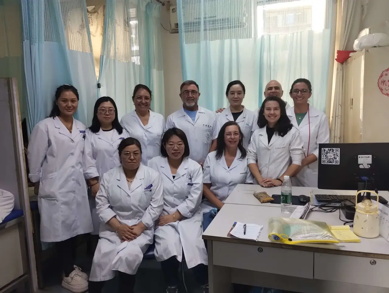 Alunos EPAC com médicos chineses no hospital